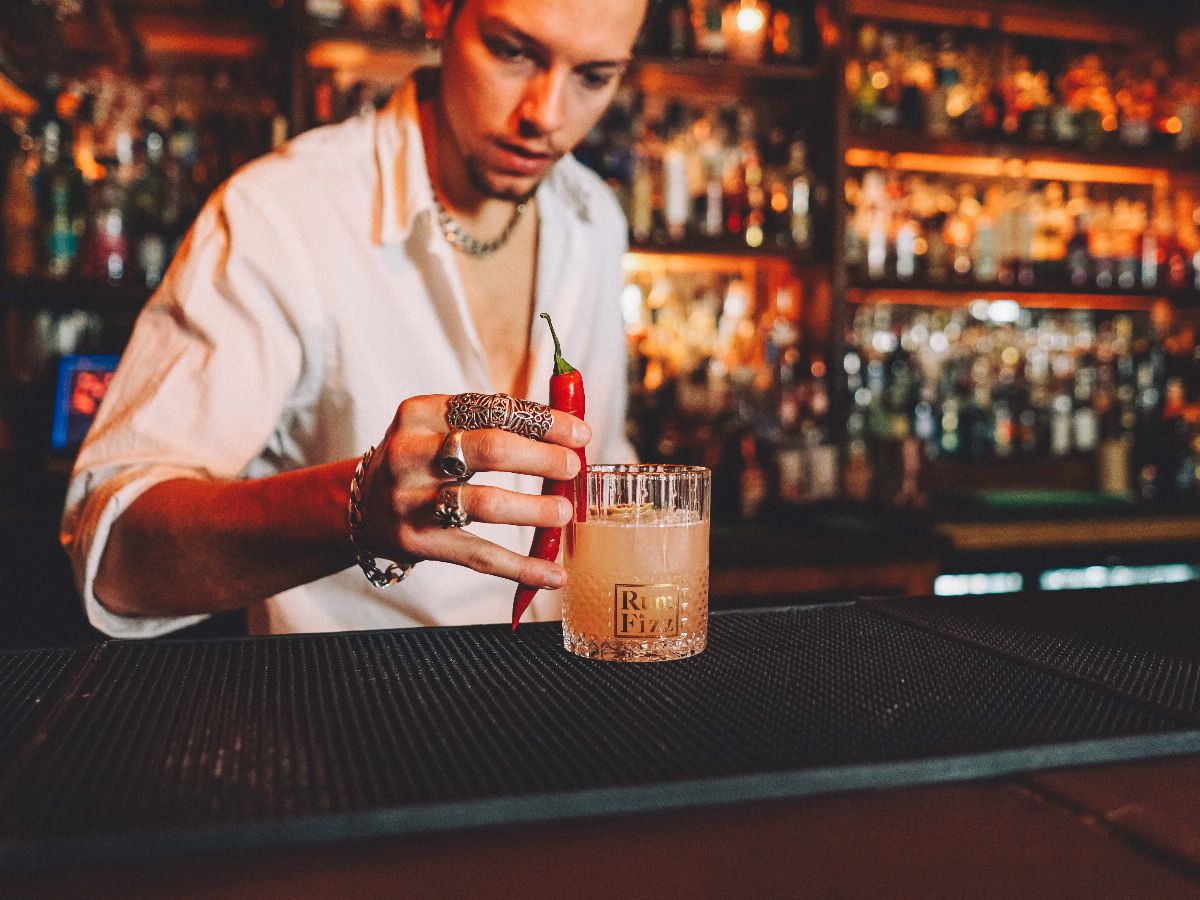 Rum & Fizz, Welcome!